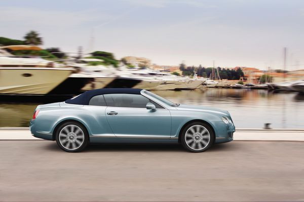 Bentley présente à Détroit la nouvelle Continental GTC Speed