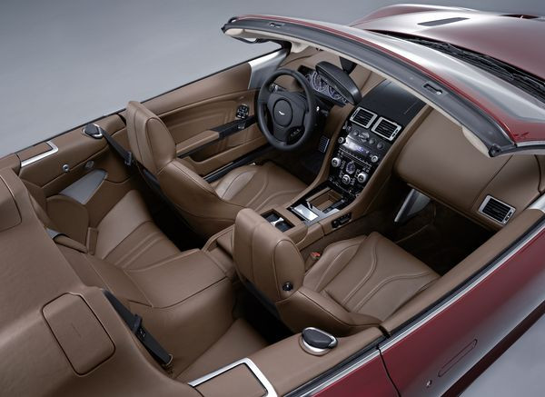Aston Martin présente la DBS Volante à Genève