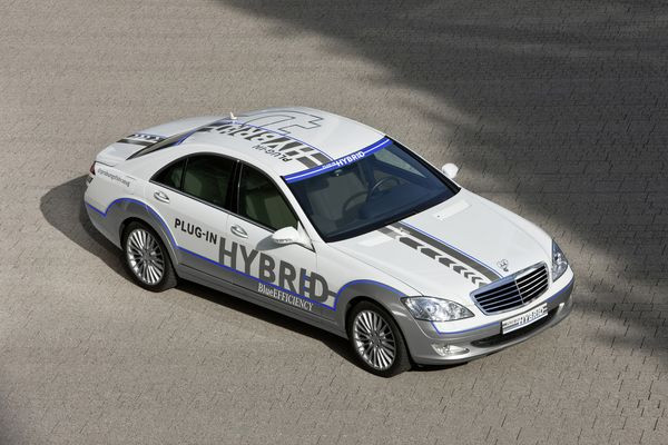 La voiture hybride accélère à Francfort