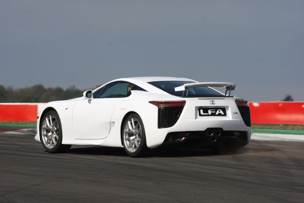 Lexus présente en première mondiale à Tokyo sa première supersportive