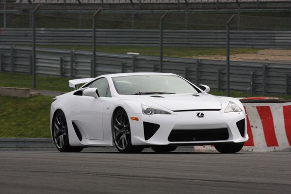 Lexus présente en première mondiale à Tokyo sa première supersportive