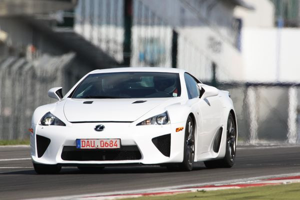 Lexus présente en première mondiale à Tokyo sa première supersportive