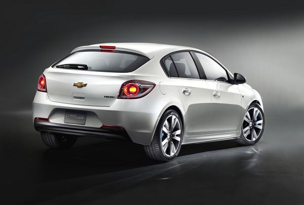Une version cinq portes de la Chevrolet Cruze à Paris