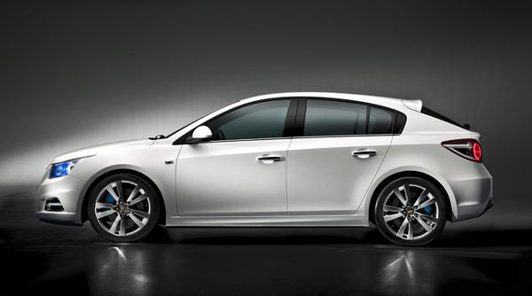 Une version cinq portes de la Chevrolet Cruze à Paris