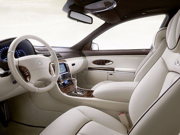 Maybach présente sa limousine de prestige restylée au Mondial de Paris