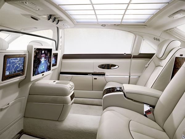 Maybach présente sa limousine de prestige restylée au Mondial de Paris