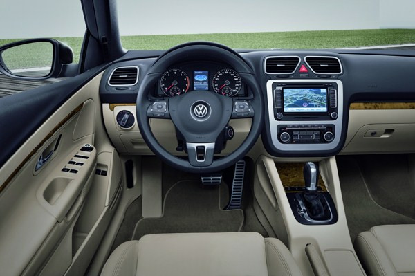 Volkswagen dévoile son nouveau coupé-cabriolet Eos au salon de Los Angeles