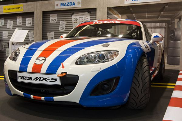 Mazda célèbre le 20ème anniversaire de sa victoire aux 24 Heurs du Mans à Rétromobile