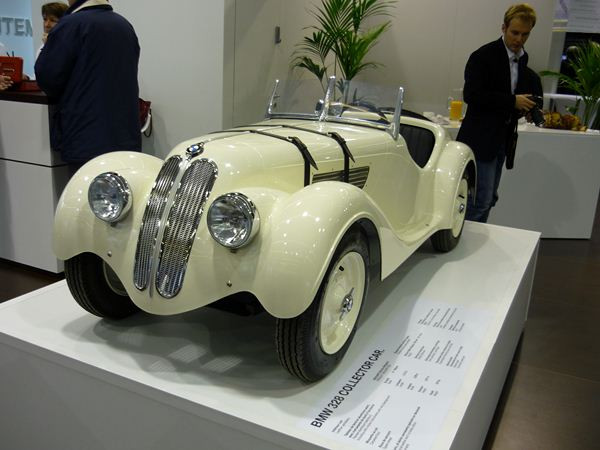 BMW présente ses grands coupés cabriolets au salon Rétromobile