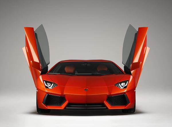 Lamborghini dévoile la nouvelle Aventador LP 700-4 à Genève