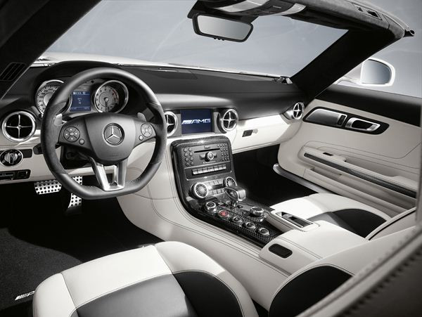 Le nouveau roadster Mercedes SLS AMG se découvre