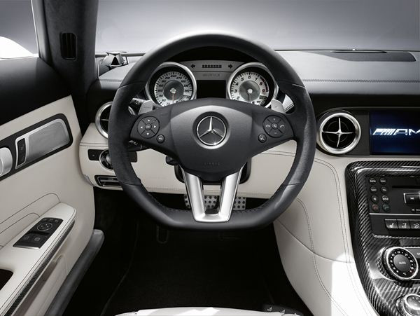Le nouveau roadster Mercedes SLS AMG se découvre