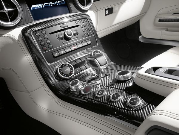 Le nouveau roadster Mercedes SLS AMG se découvre