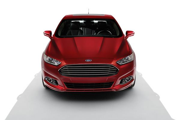 Ford dévoile sa nouvelle berline familiale Fusion à Détroit
