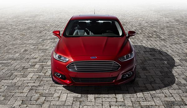 Ford dévoile sa nouvelle berline familiale Fusion à Détroit