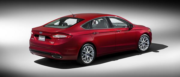 Ford dévoile sa nouvelle berline familiale Fusion à Détroit