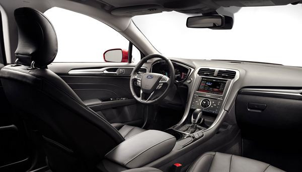 Ford dévoile sa nouvelle berline familiale Fusion à Détroit