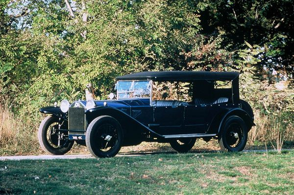 Lancia célèbre les 90 ans de la novatrice Lambda à Rétromobile