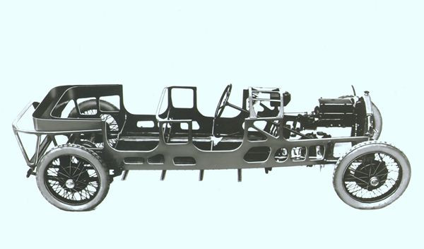 Lancia célèbre les 90 ans de la novatrice Lambda à Rétromobile