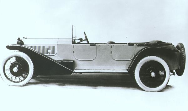 Lancia célèbre les 90 ans de la novatrice Lambda à Rétromobile