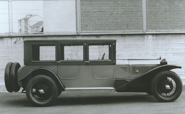 Lancia célèbre les 90 ans de la novatrice Lambda à Rétromobile