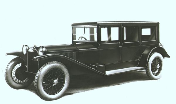 Lancia célèbre les 90 ans de la novatrice Lambda à Rétromobile