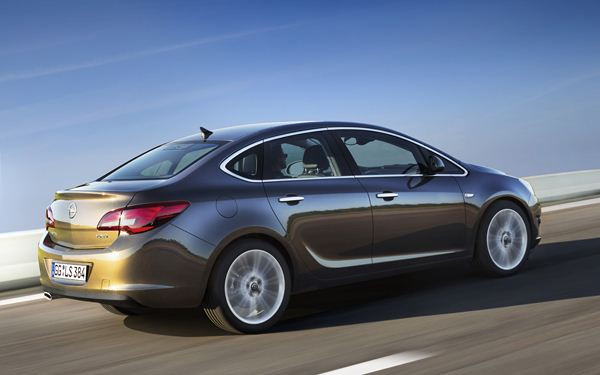 L'Opel Astra se décline en berline quatre portes