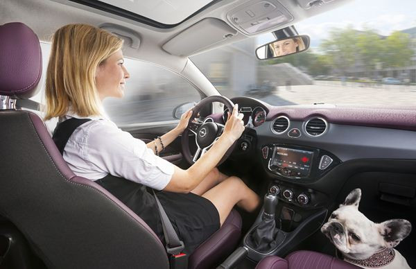 Opel dévoile une nouvelle petite citadine branchée à la ligne affirmée