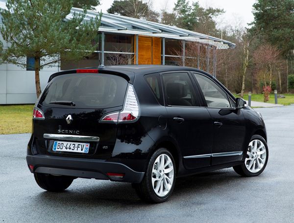 Le Renault Scénic adopte la nouvelle face avant symbole du renouveau du design Renault