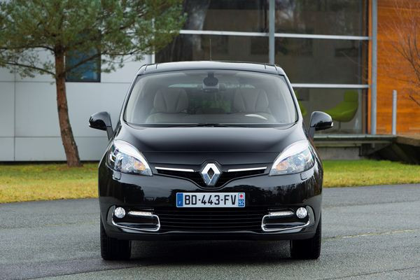 Le Renault Scénic adopte la nouvelle face avant symbole du renouveau du design Renault