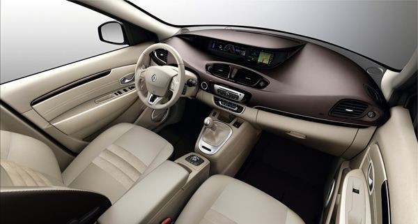Le Renault Scénic adopte la nouvelle face avant symbole du renouveau du design Renault