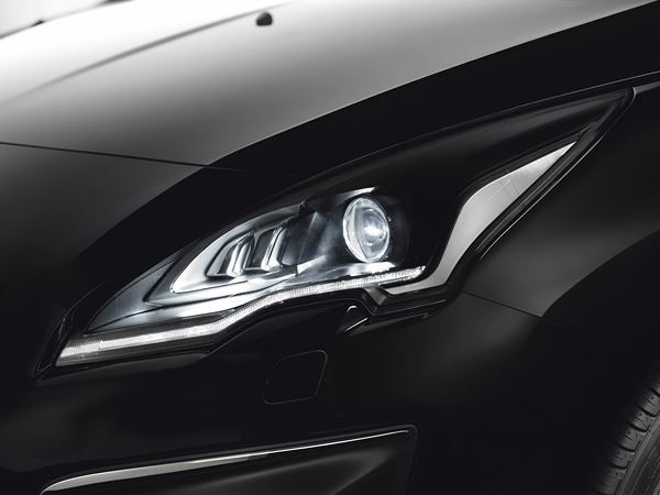 Le crossover compact Peugeot 3008 s'offre un nouveau regard