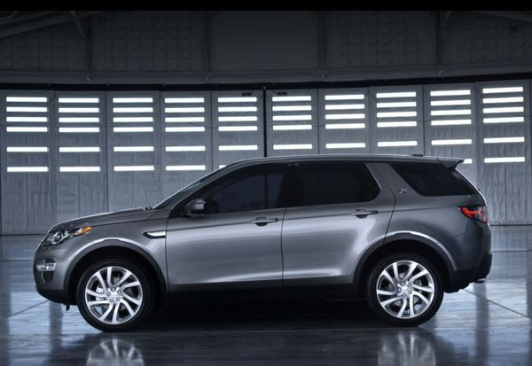 Le SUV compact premium Land Rover Discovery se décline en mode Sport
