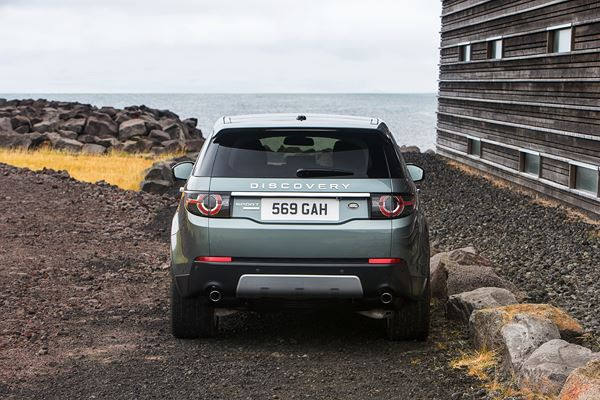 Le SUV compact premium Land Rover Discovery se décline en mode Sport