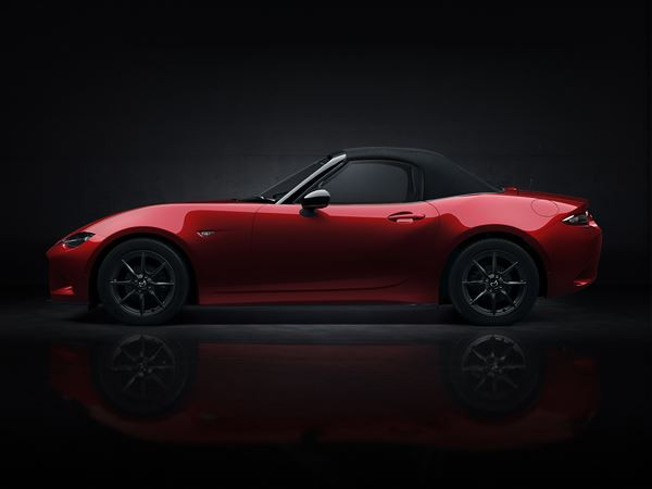 Le roadster Mazda MX-5 de quatrième génération se dévoile