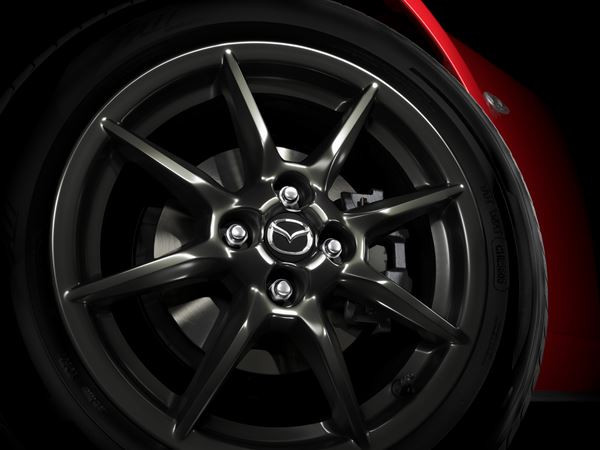 Le roadster Mazda MX-5 de quatrième génération se dévoile