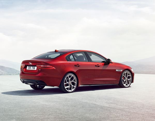 La nouvelle berline sportive Jaguar XE à propulsion affiche un style aérodynamique