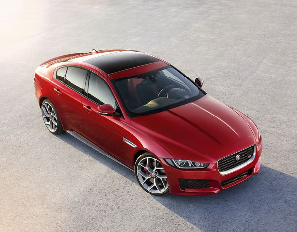 La nouvelle berline sportive Jaguar XE à propulsion affiche un style aérodynamique