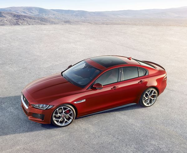 La nouvelle berline sportive Jaguar XE à propulsion affiche un style aérodynamique