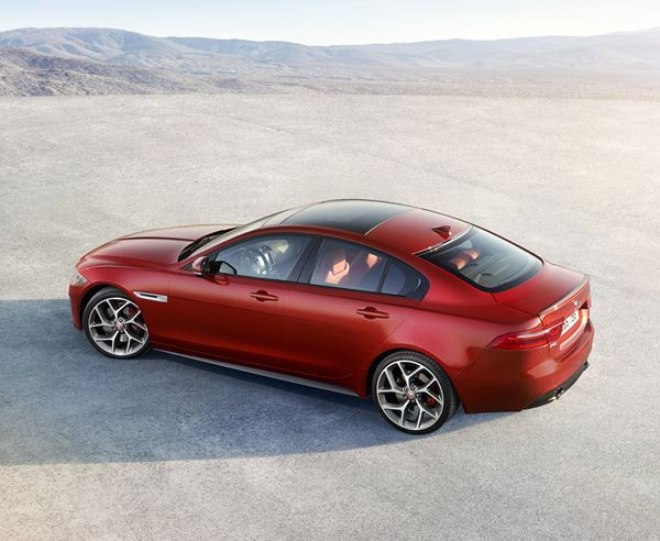 La nouvelle berline sportive Jaguar XE à propulsion affiche un style aérodynamique
