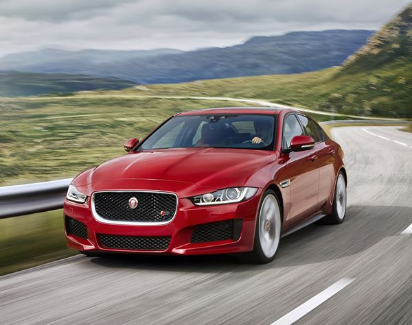 La nouvelle berline sportive Jaguar XE à propulsion affiche un style aérodynamique