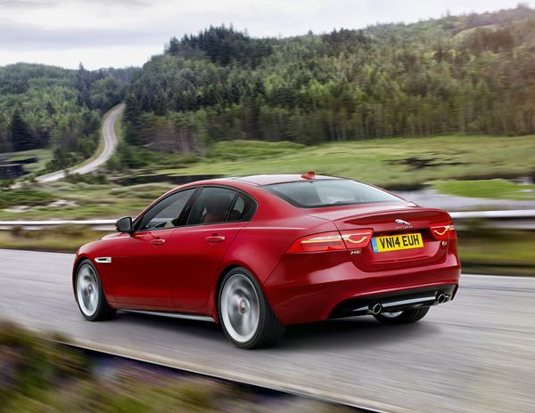La nouvelle berline sportive Jaguar XE à propulsion affiche un style aérodynamique