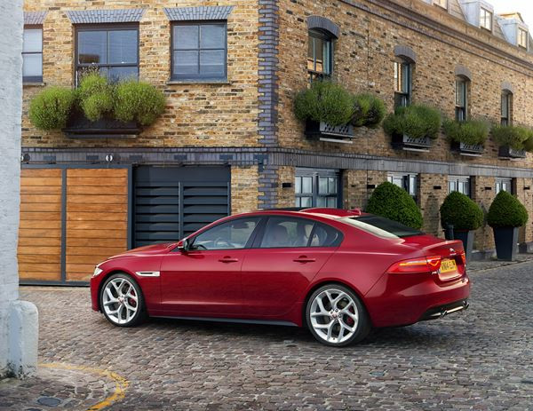 La nouvelle berline sportive Jaguar XE à propulsion affiche un style aérodynamique