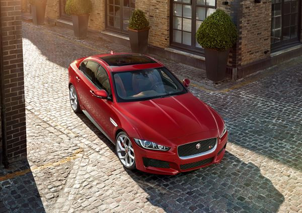 La nouvelle berline sportive Jaguar XE à propulsion affiche un style aérodynamique