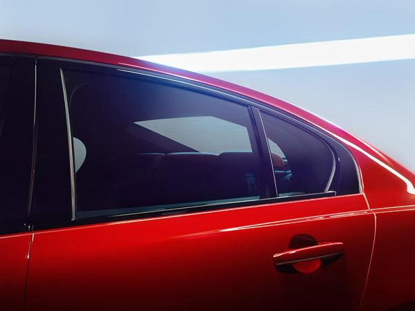 La nouvelle berline sportive Jaguar XE à propulsion affiche un style aérodynamique