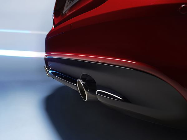 La nouvelle berline sportive Jaguar XE à propulsion affiche un style aérodynamique