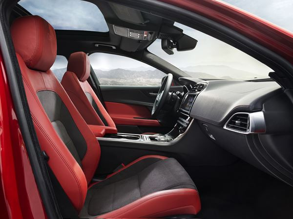La nouvelle berline sportive Jaguar XE à propulsion affiche un style aérodynamique