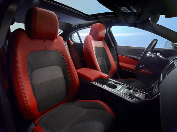 La nouvelle berline sportive Jaguar XE à propulsion affiche un style aérodynamique