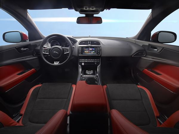 La nouvelle berline sportive Jaguar XE à propulsion affiche un style aérodynamique