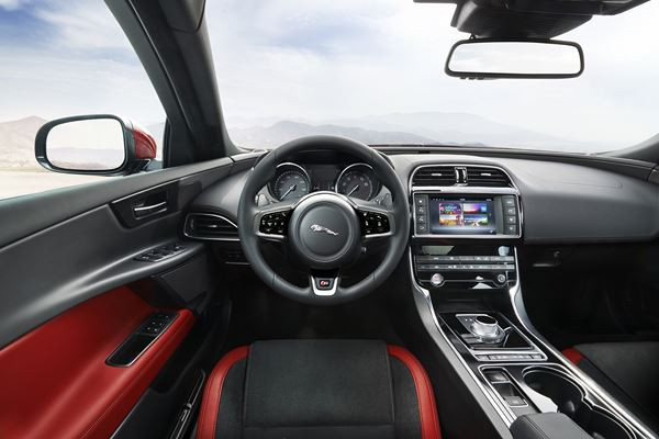 La nouvelle berline sportive Jaguar XE à propulsion affiche un style aérodynamique